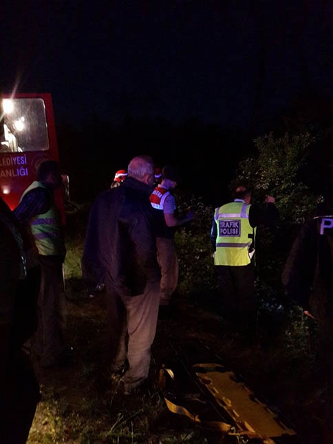 Sakarya'da otomobil su kanalına devrildi: 4 ölü