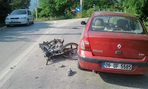 Motosiklet Otomobilin Altına Girdi