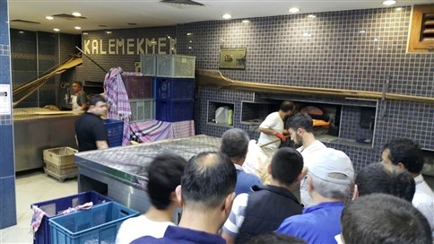 Akyazı’da Pide İçin Uzun Kuyruklar Oluştu