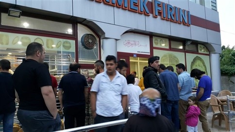 Akyazı’da Pide İçin Uzun Kuyruklar Oluştu