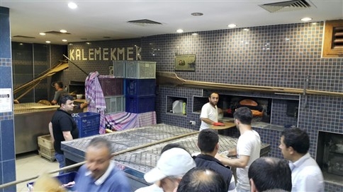 Akyazı’da Pide İçin Uzun Kuyruklar Oluştu