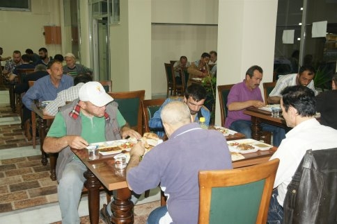 Akyazı Belediyesi Aşevi’nde Halk İftarları Devam Ediyor