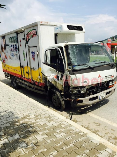 Kamyon Traktörü İkiye Böldü