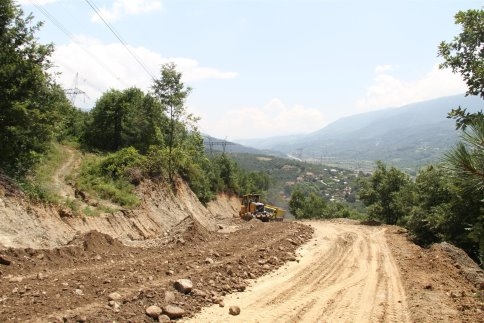 Akyazı’da Mahe Yolları Genişliyor Güzelleşiyor