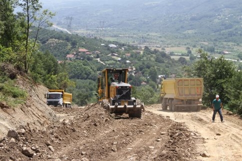 Akyazı’da Mahe Yolları Genişliyor Güzelleşiyor