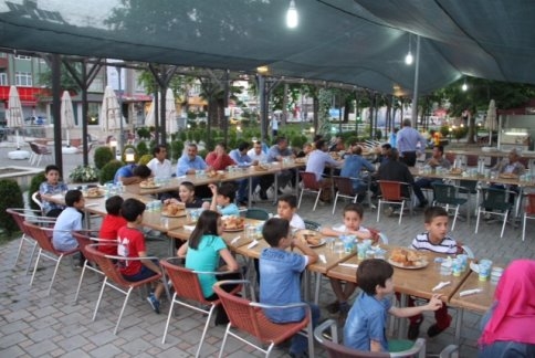 Başkan Akcan Çocuklarla İftarda Buluştu