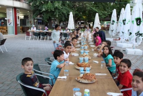 Başkan Akcan Çocuklarla İftarda Buluştu