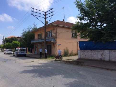 Kamyonet Kaldırımda ki Ağaça Çarptı