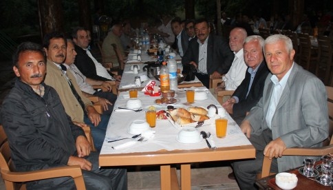 Abdullah Mert Ak Partililere İftar Yemeği Verdi