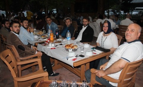 Abdullah Mert Ak Partililere İftar Yemeği Verdi