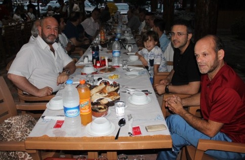 Abdullah Mert Ak Partililere İftar Yemeği Verdi