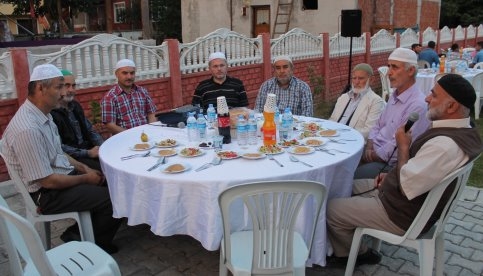 Bayraktar Masaj Salonu 500 Kişiye İftar Verdi