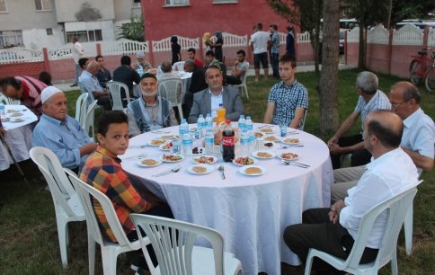 Bayraktar Masaj Salonu 500 Kişiye İftar Verdi