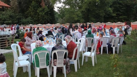 Bayraktar Masaj Salonu 500 Kişiye İftar Verdi