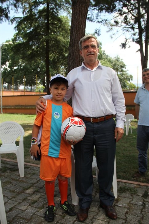 Başkan’dan Yaz Tatilinde Kuran Kurslarına Spor Malzemesi