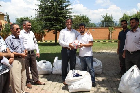 Başkan’dan Yaz Tatilinde Kuran Kurslarına Spor Malzemesi