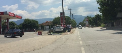 Aynı İstikamete Giden İki Otomobil Çarpıştı 1 Yaralı 