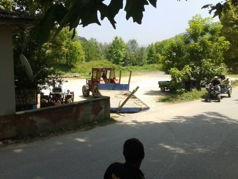 Tomruk Yüklü Traktörün Dingili Kırıldı