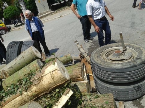 Tomruk Yüklü Traktörün Dingili Kırıldı