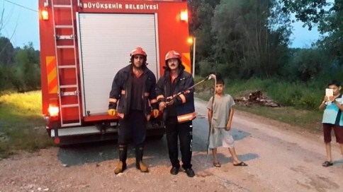 Eve Giren Yılanı Itfaiye Ekipleri Çıkarttı