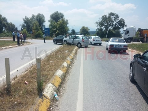 Batakköy Kavşağında İki Araç Çarpıştı