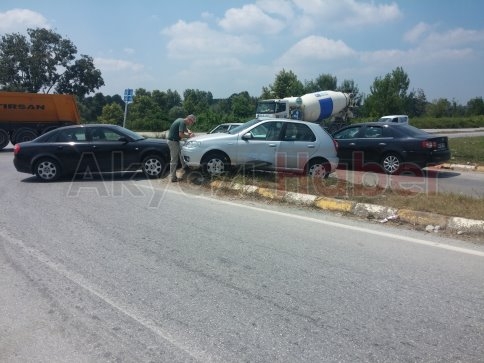 Batakköy Kavşağında İki Araç Çarpıştı