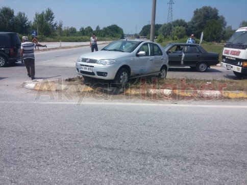 Batakköy Kavşağında İki Araç Çarpıştı