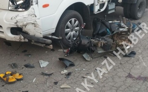 MOTOSİKLETLİ ÇOCUKLAR KAMYONET ALTINA GİRDİ 