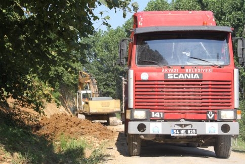 Akyazı Belediyesi Fen İşlerinden Yaz’ın Sıcaklarında Yoğun Mesai