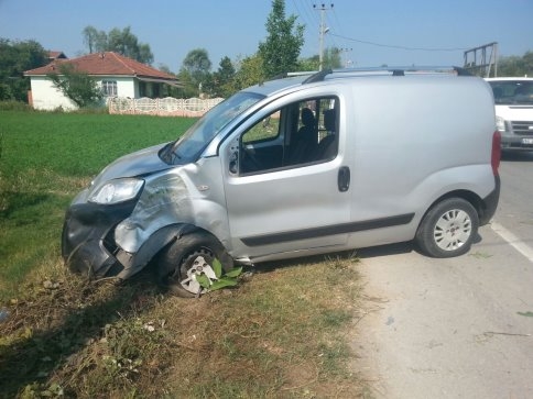 Virajı Alamayınca Elektrik Diğerine Çarptı