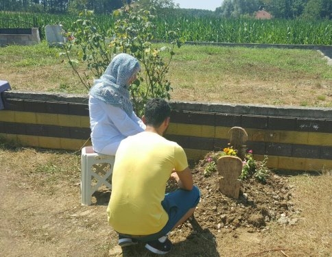 Sofuoğlu Bebeğinin Mezarını Ziyaret Etti