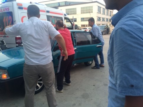 Bisikletli Çocuklara Otomobil Çarptı 2 Yaralı 