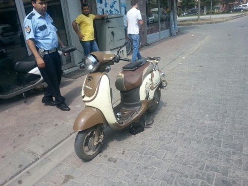 Akyazı'da Servis Elemanı Kaza Yaptı