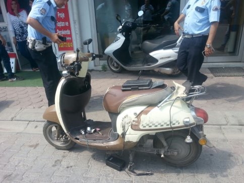 Akyazı'da Servis Elemanı Kaza Yaptı