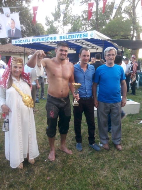 Kandıra Güreşlerinde Hamit Altun İkinci Oldu