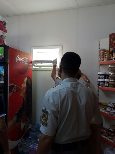 Arka Camdan Girip 15 Bin TL'lik Hırsızlık Yaptılar