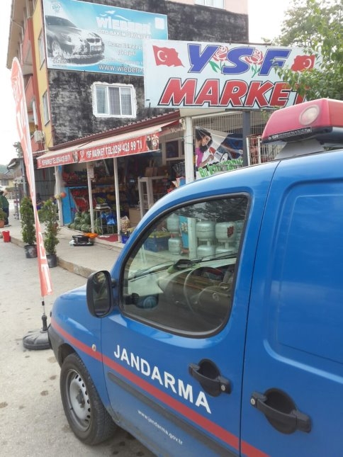 Arka Camdan Girip 15 Bin TL'lik Hırsızlık Yaptılar