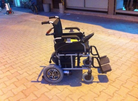 İhtiyaç Sahibi Vatandaşa Tekerlekli Sandalye Verildi