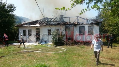Fazla Isınan Kablo Evi Kül Etti