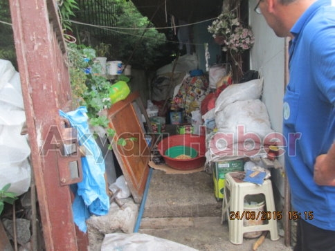 Evden Kepçeyle Çöp Çıkartıldı