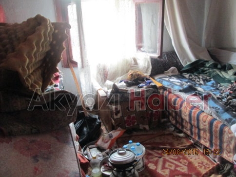 Evden Kepçeyle Çöp Çıkartıldı