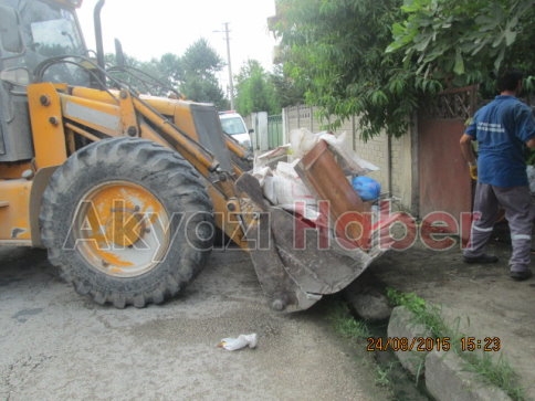 Evden Kepçeyle Çöp Çıkartıldı