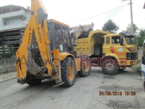 Evden Kepçeyle Çöp Çıkartıldı