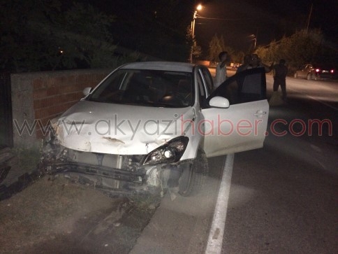 Kamyonetten Kaçtı Duvara Çarptı