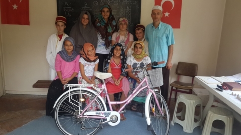 Kurs Birincisine Bisiklet Hediye Edildi