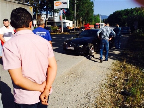 BMW Tırı Geçmek İsterken Kaza Yaptı