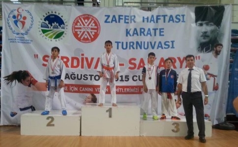 AKYAZILI KARATECİLERDEN 25 MADALYA