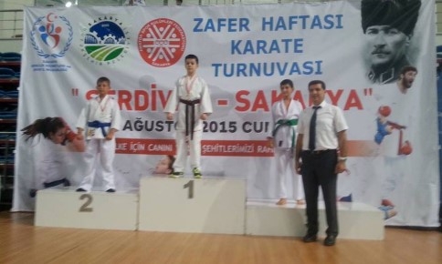 AKYAZILI KARATECİLERDEN 25 MADALYA