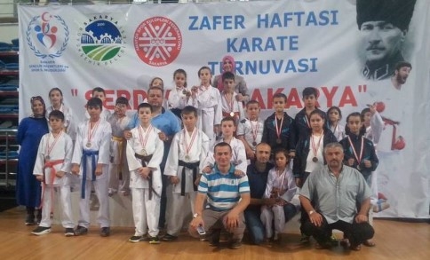 AKYAZILI KARATECİLERDEN 25 MADALYA