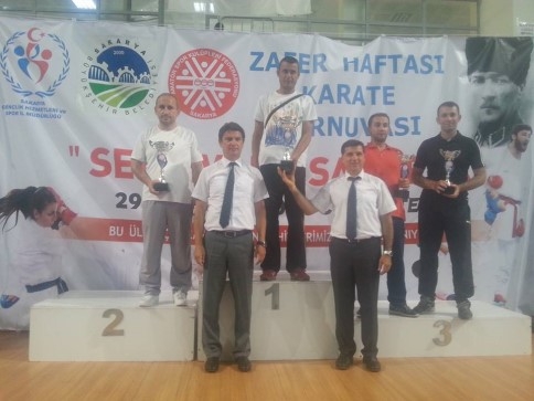 AKYAZILI KARATECİLERDEN 25 MADALYA